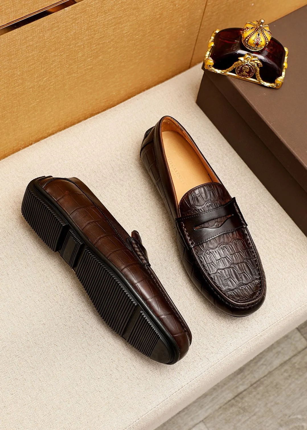 Men's Men's Shoes 💰: 420 💐BV Men's Slip-on Shoes® [BOTTEGA VENETA] Official website counter new model, one-to-one mold opening ⚠Italian calfskin embossed ➕Cow 🐂 leather lining. Driving slip-ons, available at counters, sizes 39-44 (38.45🉑️customized)